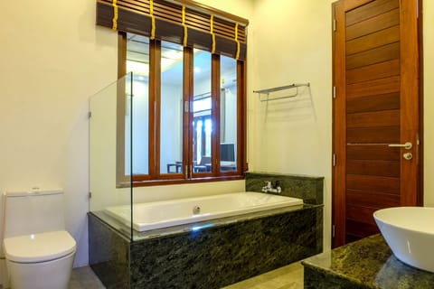 Deluxe Room | Bathroom | Shower, hair dryer, bathrobes, slippers