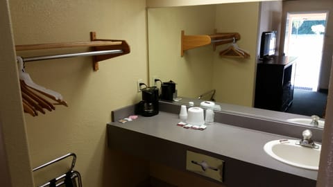 Combined shower/tub, hydromassage showerhead, free toiletries, towels