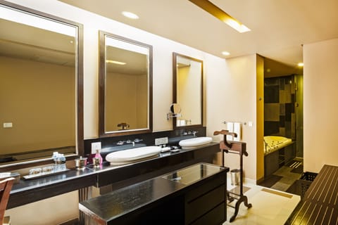 Royal Villa | Bathroom | Free toiletries, hair dryer, bathrobes, slippers