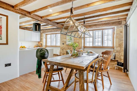 Butcher's Flat Dining Area - StayCotswold