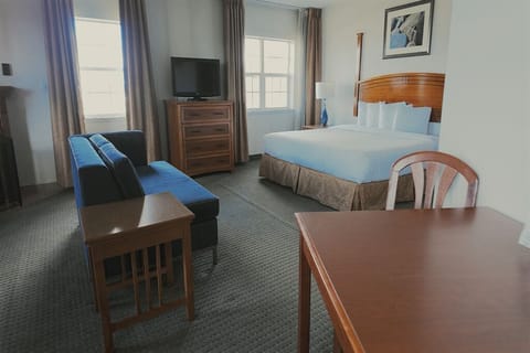 Premium Suite | Desk, blackout drapes, iron/ironing board, free cribs/infant beds