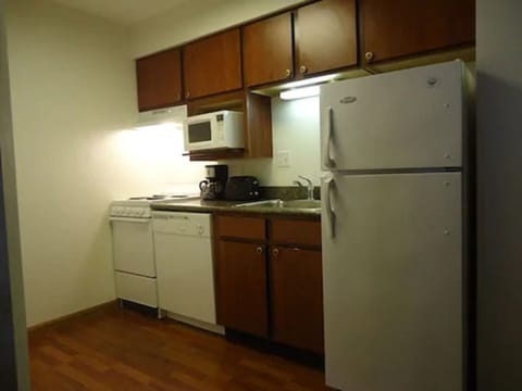 Fridge, microwave, stovetop, dishwasher