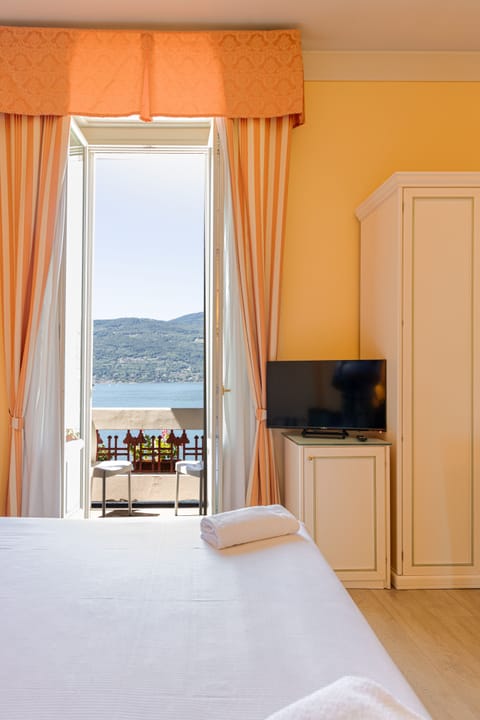 Junior Suite Vista Lago con Balcone | Minibar, in-room safe, desk, cribs/infant beds