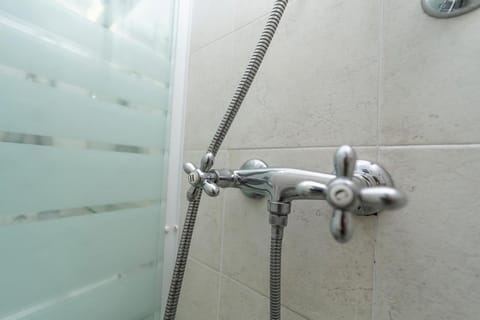 Combined shower/tub, free toiletries, hair dryer, slippers