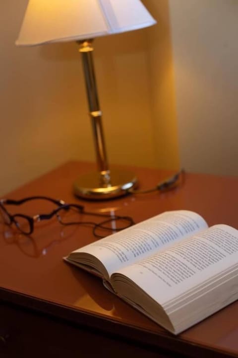 Camera Mansarda Tripla con Vista Lago | Minibar, in-room safe, desk, cribs/infant beds