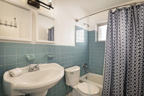 Mini Suite 5 | Bathroom | Hydromassage showerhead, free toiletries, hair dryer, towels