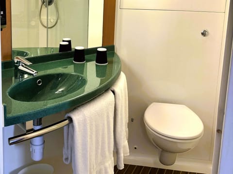 Desk, soundproofing, free cribs/infant beds, free WiFi