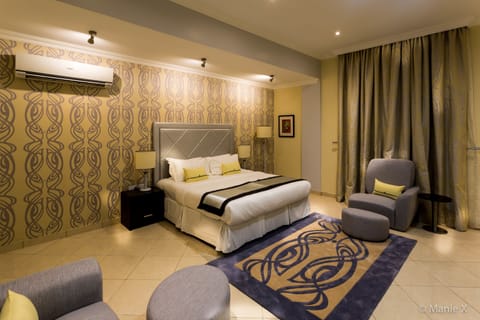 Executive Room | Premium bedding, in-room safe, desk, blackout drapes