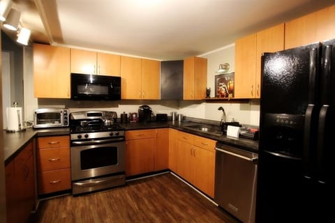 Deluxe Cabin Sixteen | Private kitchen | Full-size fridge, microwave, oven, stovetop