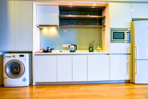 Deluxe Room | Private kitchen | Fridge, dishwasher, dining tables