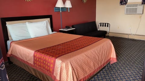 Room, 1 Queen Bed | Desk, blackout drapes, free WiFi, bed sheets