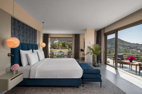 Premium Suite, Balcony (Sunset) | Minibar, in-room safe, desk, blackout drapes