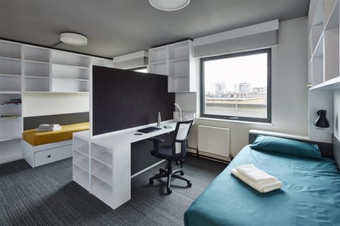 Twin Room | Desk, free WiFi, bed sheets