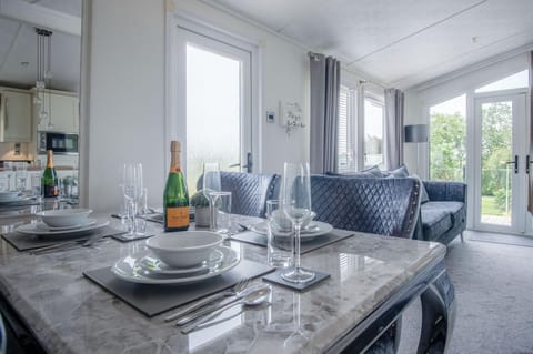 1 Manor Lodge - 3 Bedroom Lodge - Pendine (16718)