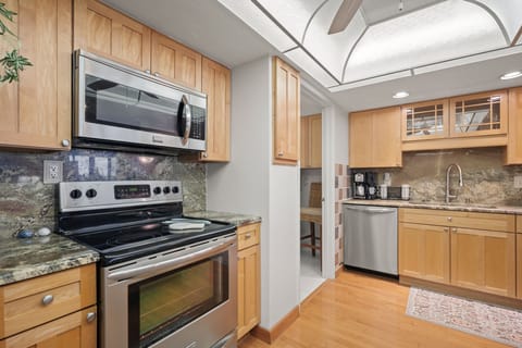 Condo, Multiple Beds, Balcony, Ocean View | Private kitchen | Fridge, microwave, oven, stovetop