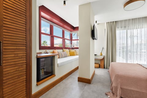 Deluxe Room, 1 Queen Bed, City View | Premium bedding, minibar, in-room safe, bed sheets