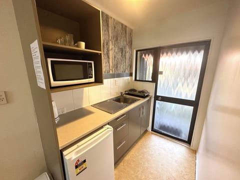 Executive Studio | Private kitchen | Fridge, microwave, electric kettle, toaster