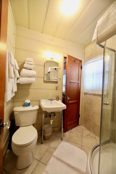 Cabin | Bathroom | Shower, free toiletries, towels, soap