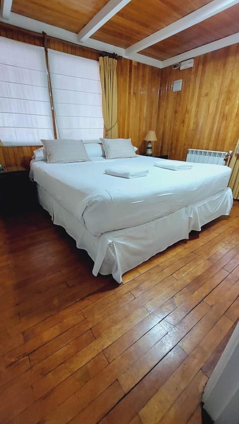 Standard Cabin | In-room safe, bed sheets