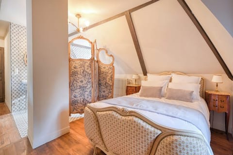 Signature Suite | Iron/ironing board, free WiFi, bed sheets