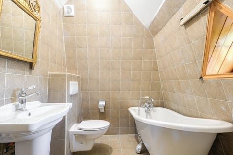 Romantic Suite | Bathroom | Shower, free toiletries, towels
