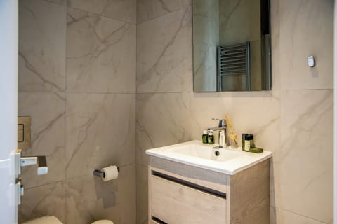 Luxury Apartment | Bathroom | Shower, free toiletries, towels, soap