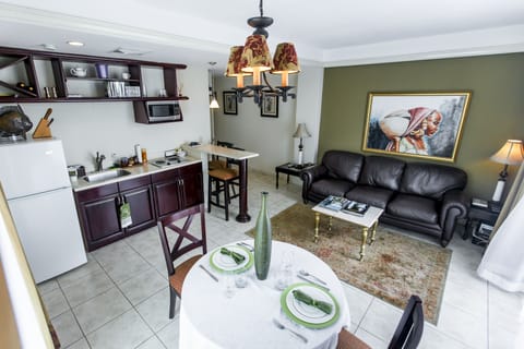 Executive Apartment, 1 King Bed, Pool View | Private kitchen | Fridge, microwave, stovetop, cookware/dishes/utensils