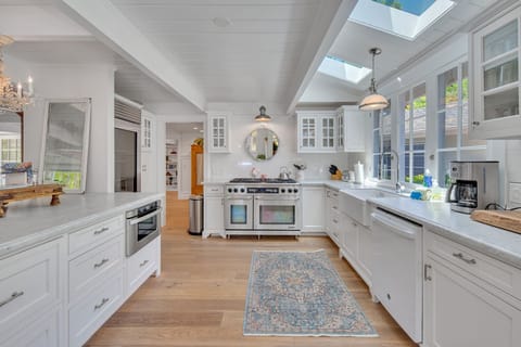 Main house: fully stocked kitchen with bar stool seating for 6