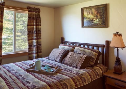 West Motel, 1 Queen | Pillowtop beds, desk, iron/ironing board, free cribs/infant beds