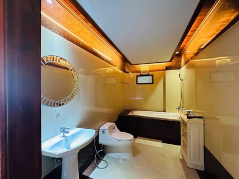 Deluxe Twin Room | Bathroom | Combined shower/tub, deep soaking tub, hydromassage showerhead