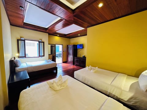 Deluxe Triple Room | Living area | Flat-screen TV