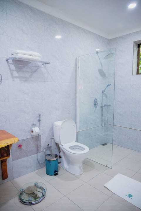 Executive Room | Bathroom | Shower, rainfall showerhead, designer toiletries, hair dryer