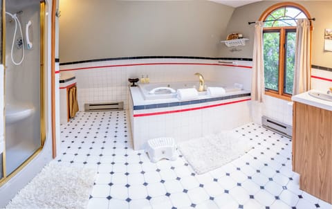 Comfort House | Bathroom | Jetted tub, free toiletries, hair dryer, bathrobes