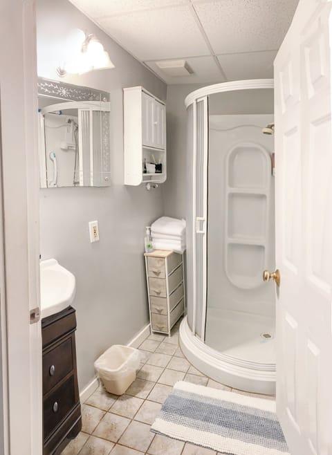 Comfort House | Bathroom | Jetted tub, free toiletries, hair dryer, bathrobes