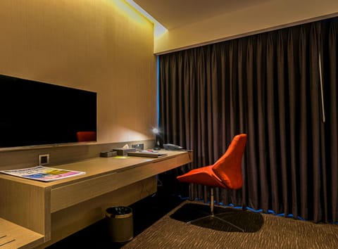 Deluxe Room | Minibar, in-room safe, desk, blackout drapes