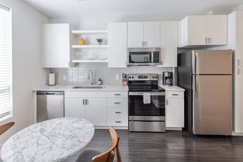 Deluxe Apartment | Private kitchen | Fridge, microwave, oven, stovetop