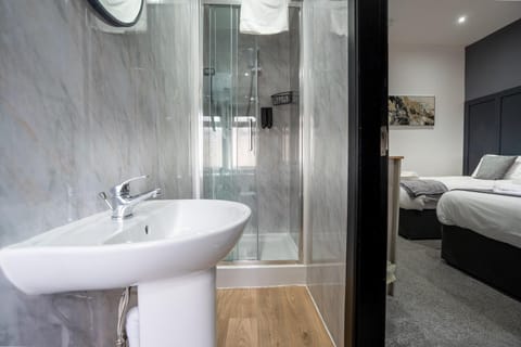 Standard Triple Room | Bathroom