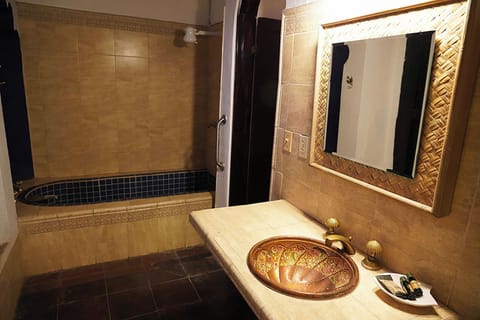 Classic Room | Bathroom | Free toiletries, hair dryer, towels