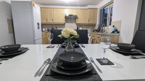 House | Private kitchen | Fridge, microwave, oven, stovetop