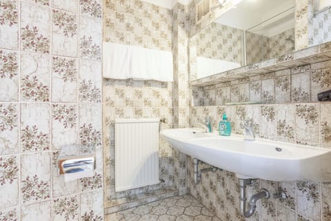 Triple Room | Bathroom | Hair dryer, towels