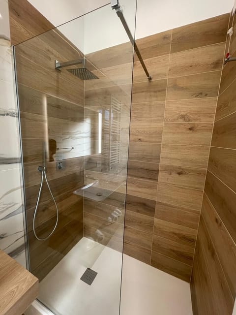 Exclusive Room | Bathroom | Rainfall showerhead, free toiletries, hair dryer, slippers