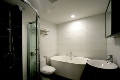 Executive King  | Bathroom | Rainfall showerhead, free toiletries, hair dryer, bidet