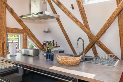 Große Kochinsel in der Wohnung „Liebesnest“