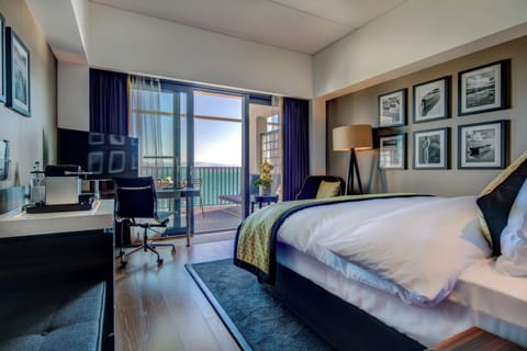 Executive Double Room, Terrace, Lake View | Minibar, in-room safe, desk, soundproofing