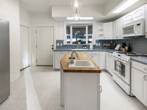 Large newly remodeled kitchen with island - great for entertaining!