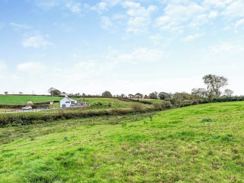 Setting | Maesyrhaf, Cross Inn, near New Quay