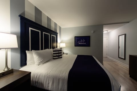 Signature Room, 1 Queen Bed, Accessible, Marina View | Premium bedding, down comforters, desk, iron/ironing board