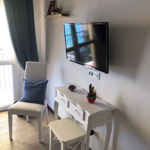 Deluxe Double or Twin Room, 1 Bedroom, Sea View, Beachside | Premium bedding, free minibar, in-room safe, individually decorated