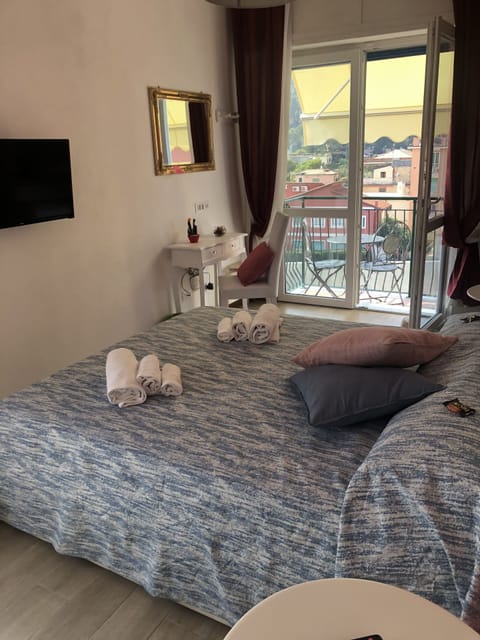 Deluxe Double or Twin Room, 1 Bedroom, Sea View, Beachside | Premium bedding, free minibar, in-room safe, individually decorated