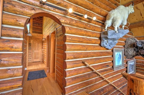 Hallway leading to bedrooms and bathroom